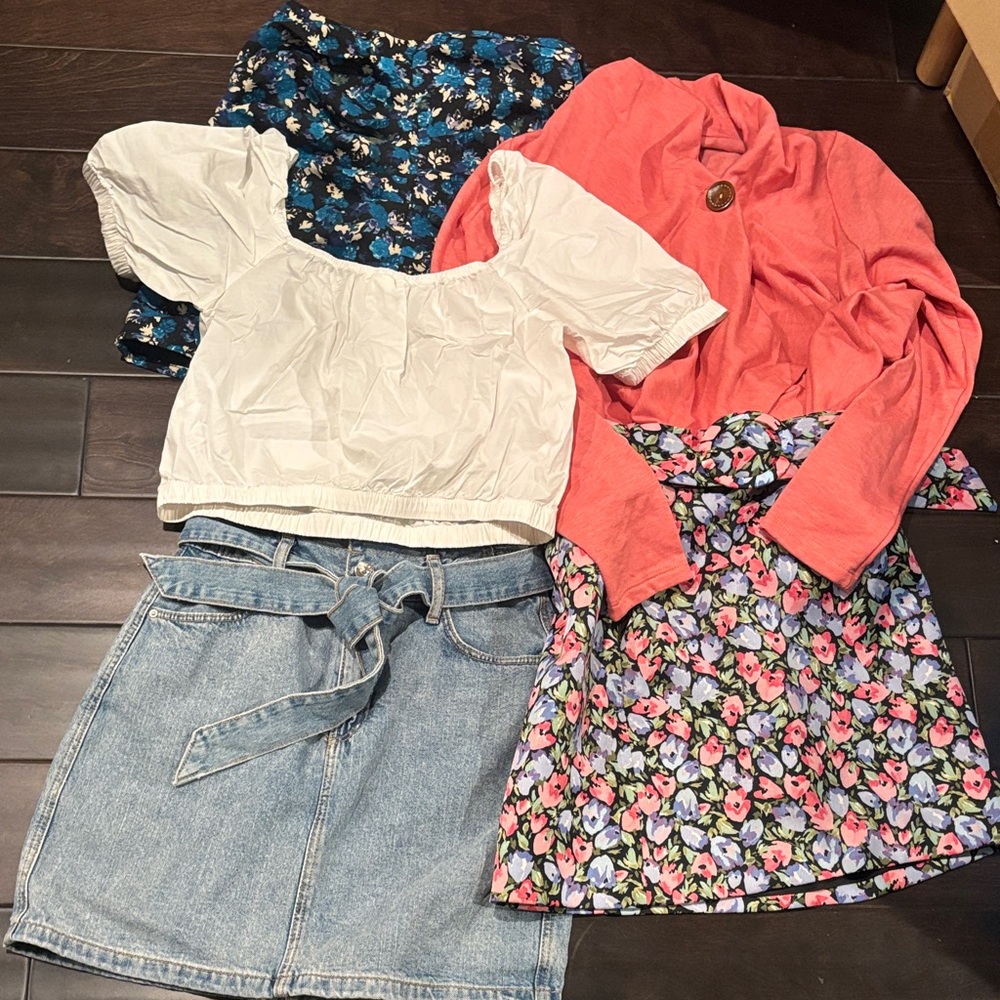 Zara H&M Bobeau

5 for $25

Sorry no bundling, will cancel.